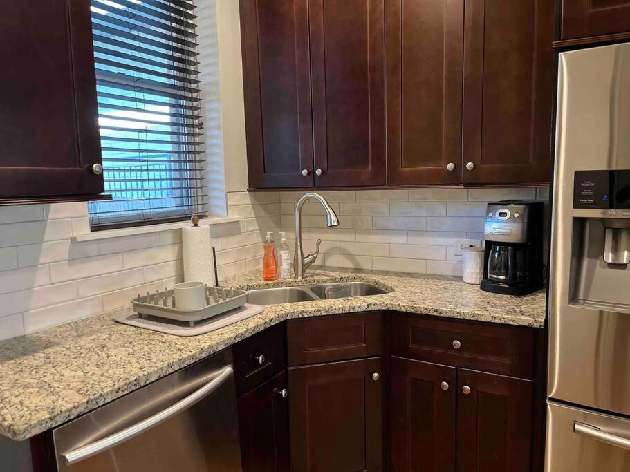 Trendy West Town Flat - 2 Bed / 1.5 Bath W Parking Apartment ชิคาโก ภายนอก รูปภาพ